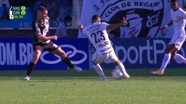 Alisson recebe na entrada da área e solta a bomba, mas Fernando Miguel faz defesa, aos 5 do 1ª tempo