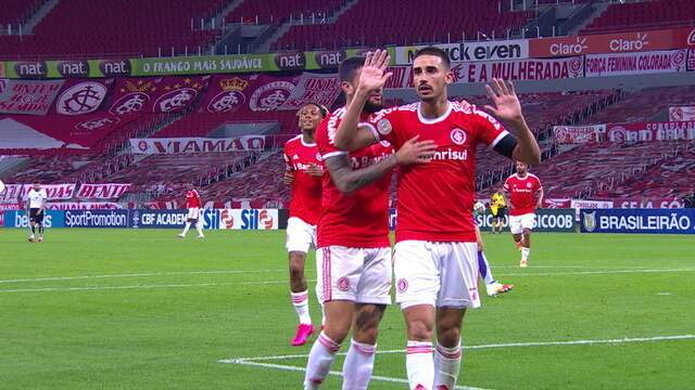 Gol do Internacional! Boschilia toca para Galhardo, que dribla Prass e marca, aos 30 do 2ºT