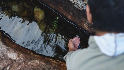 As nascentes que brotam em meio às rochas na Serra do Amolar