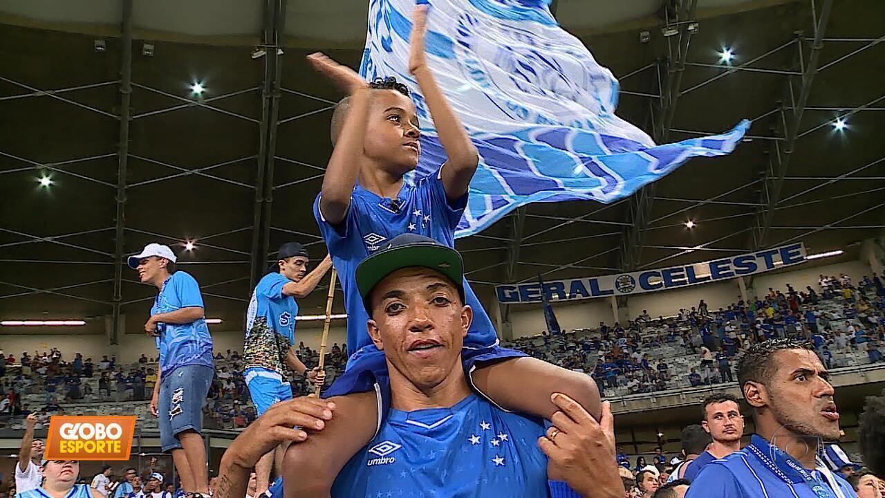 No ombros do pai, garoto vira símbolo da torcida do Cruzeiro em jogos no Mineirão No ombros do pai, garoto vira símbolo da torcida do Cruzeiro em jogos no Mineirão