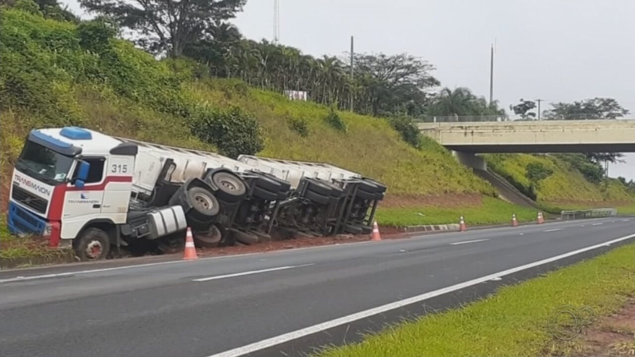 Caminhão carregado de soja tomba na Marechal Rondon em Bauru